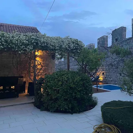 Luxury With Large Rooftop Terrace And Pool فيلة *